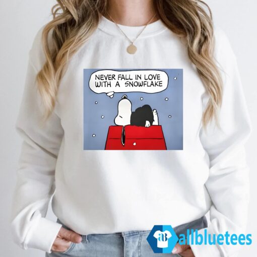 Snoopy Never fall in love with a snowflake shirt Sweatshirt White z66